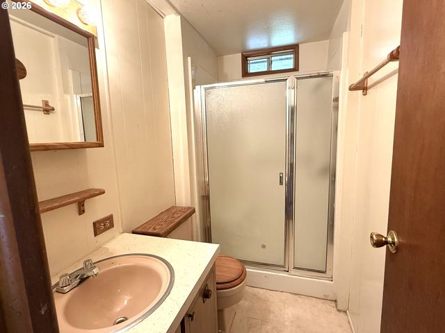 1752 Se Hall Ct, Waldport, OR 97394