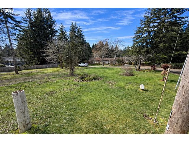 1752 Se Hall Ct, Waldport, OR 97394