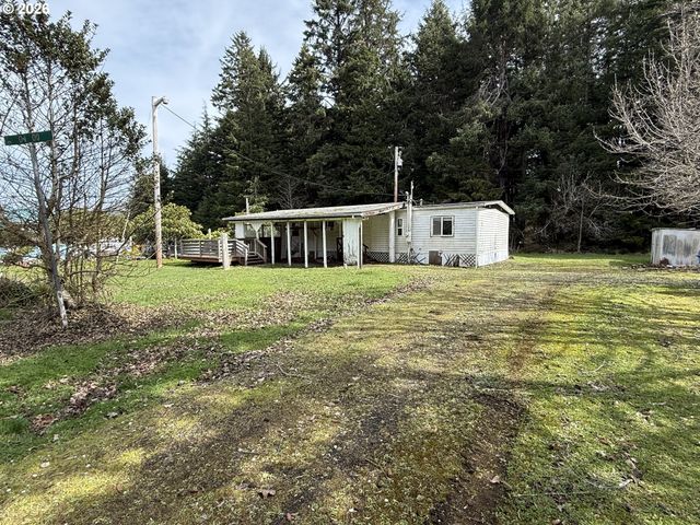 1752 Se Hall Ct, Waldport, OR 97394