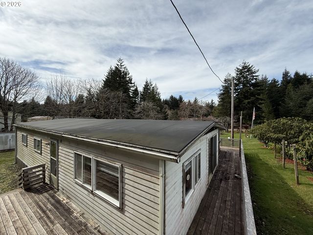 1752 Se Hall Ct, Waldport, OR 97394
