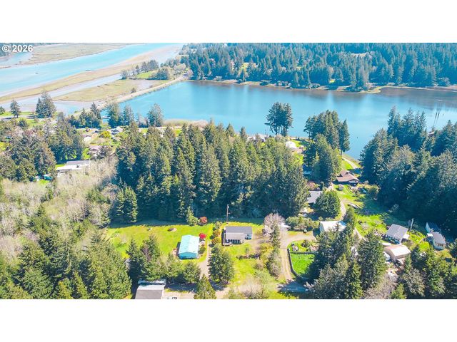 1752 Se Hall Ct, Waldport, OR 97394