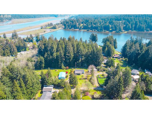 1752 Se Hall Ct, Waldport, OR 97394