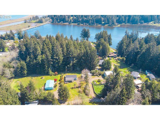 1752 Se Hall Ct, Waldport, OR 97394