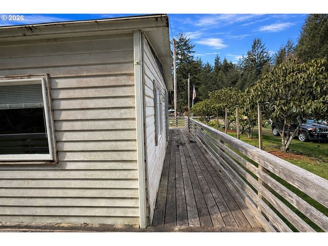 1752 Se Hall Ct, Waldport, OR 97394