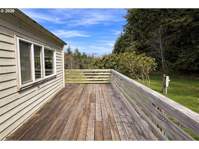 1752 Se Hall Ct, Waldport, OR 97394