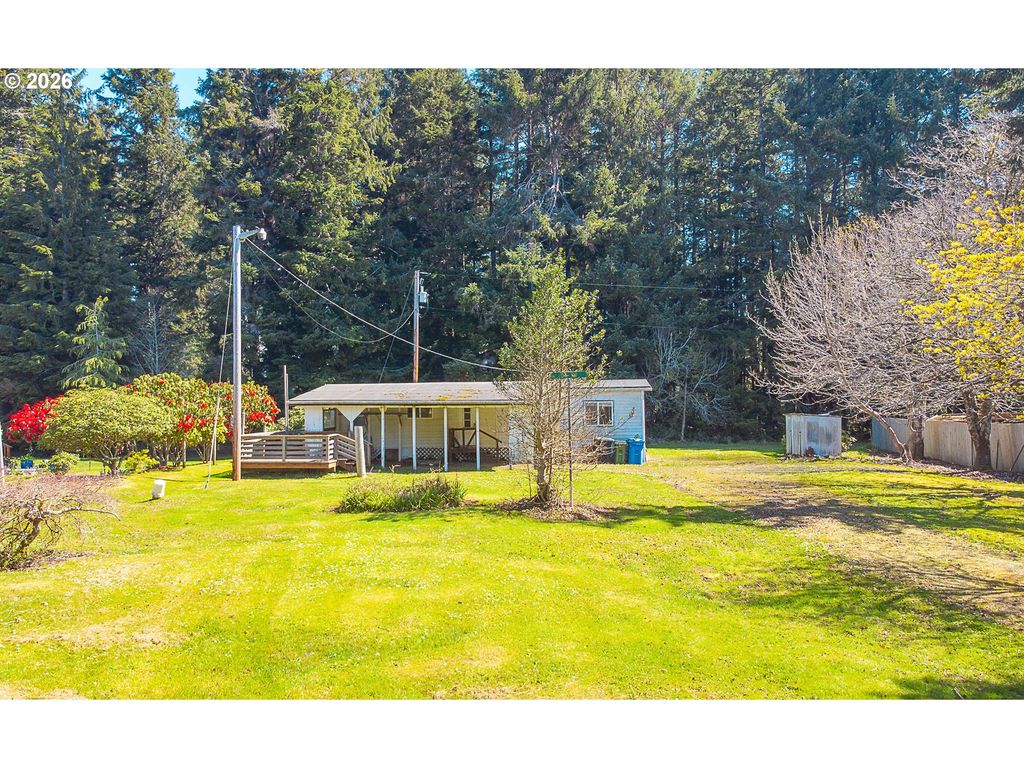 1752 Se Hall Ct, Waldport, OR 97394