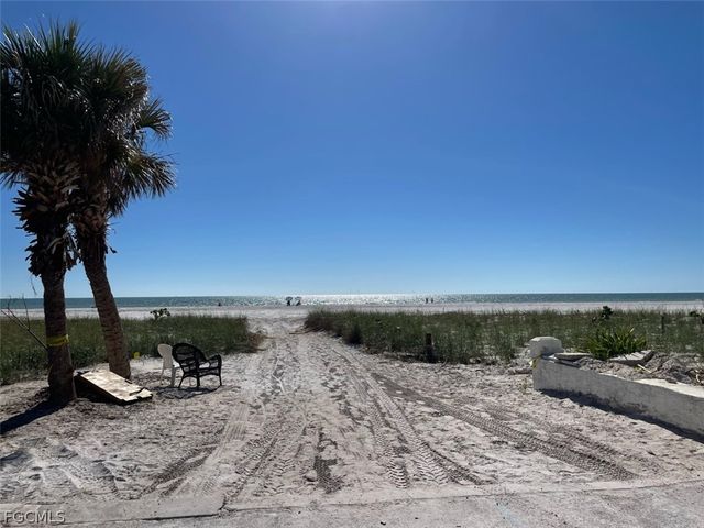 81 Mango ST, Fort Myers Beach, FL 33931