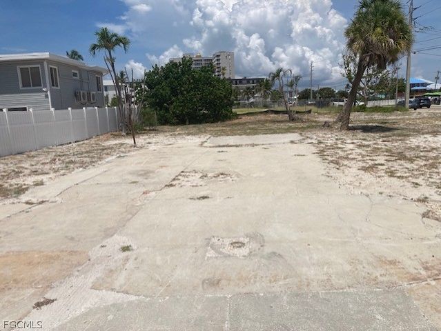 81 Mango ST, Fort Myers Beach, FL 33931