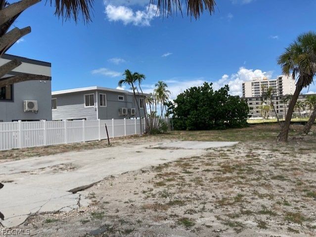 81 Mango ST, Fort Myers Beach, FL 33931