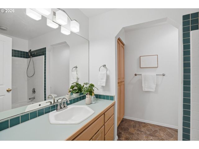 4510 Se PINEHURST Ave, Milwaukie, OR 97267