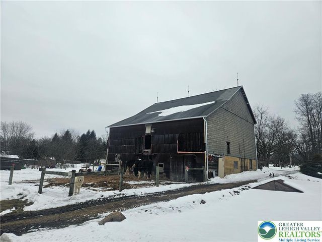 4586 West Mountain View Drive, Lehigh Twp, PA 18088