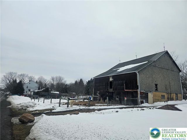 4586 West Mountain View Drive, Lehigh Twp, PA 18088