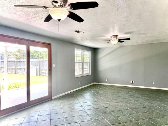 1925 14th Avenue N, Texas City, TX 77590