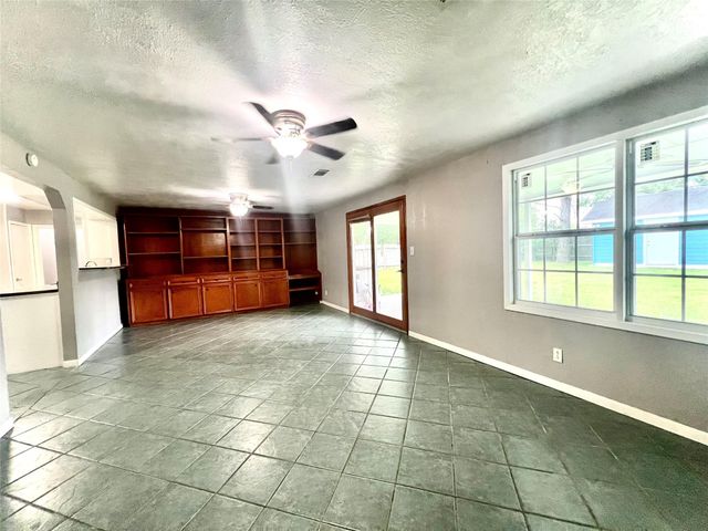 1925 14th Avenue N, Texas City, TX 77590