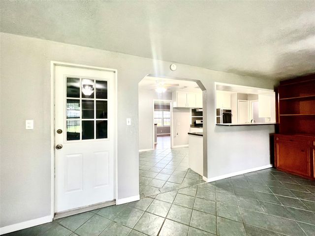 1925 14th Avenue N, Texas City, TX 77590