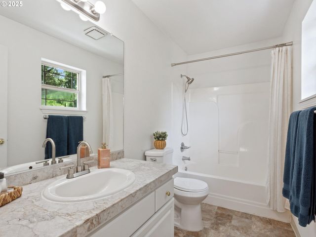 12130 Ne FREMONT St 4, Portland, OR 97220