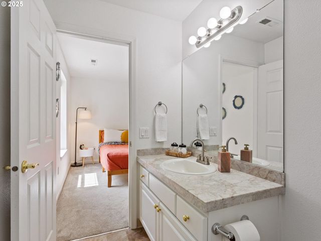 12130 Ne FREMONT St 4, Portland, OR 97220