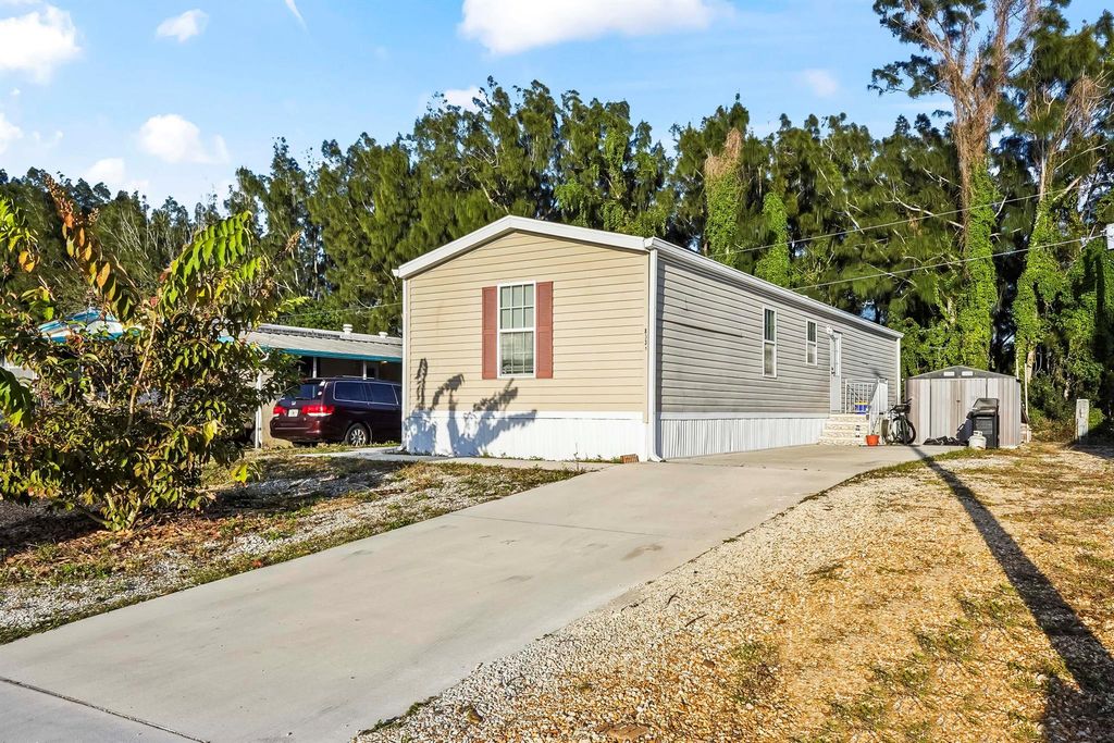 8333 SE Sandy Lane, Hobe Sound, FL 33455