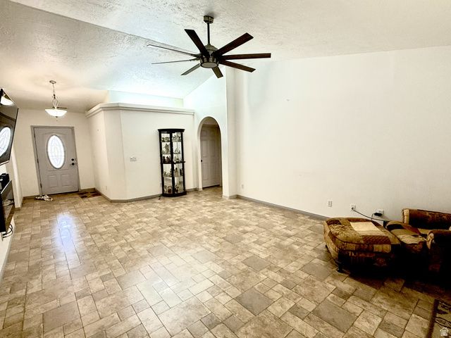 689 W 2050 S, Hurricane, UT 84737