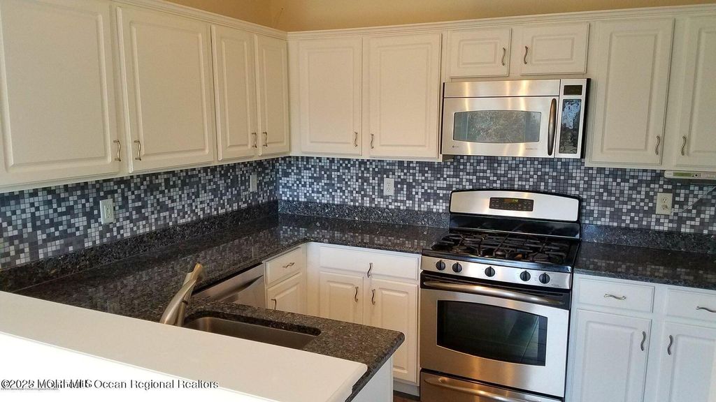 11 Hawthorne Drive, Tinton Falls, NJ 07753