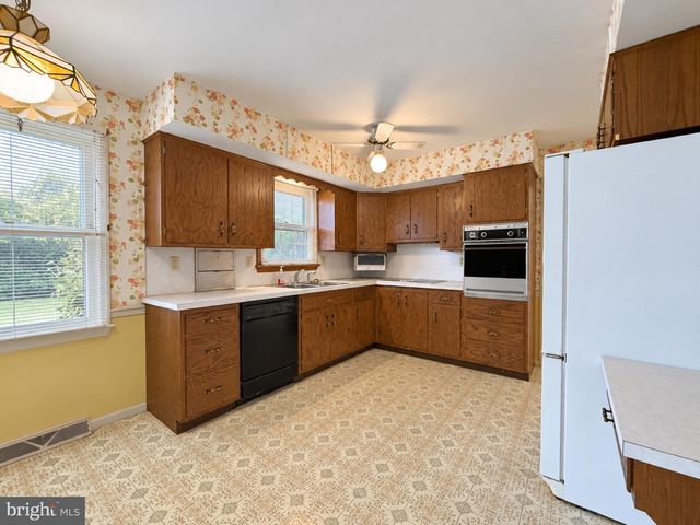 812 CARMAN DR, Reading, PA 19610