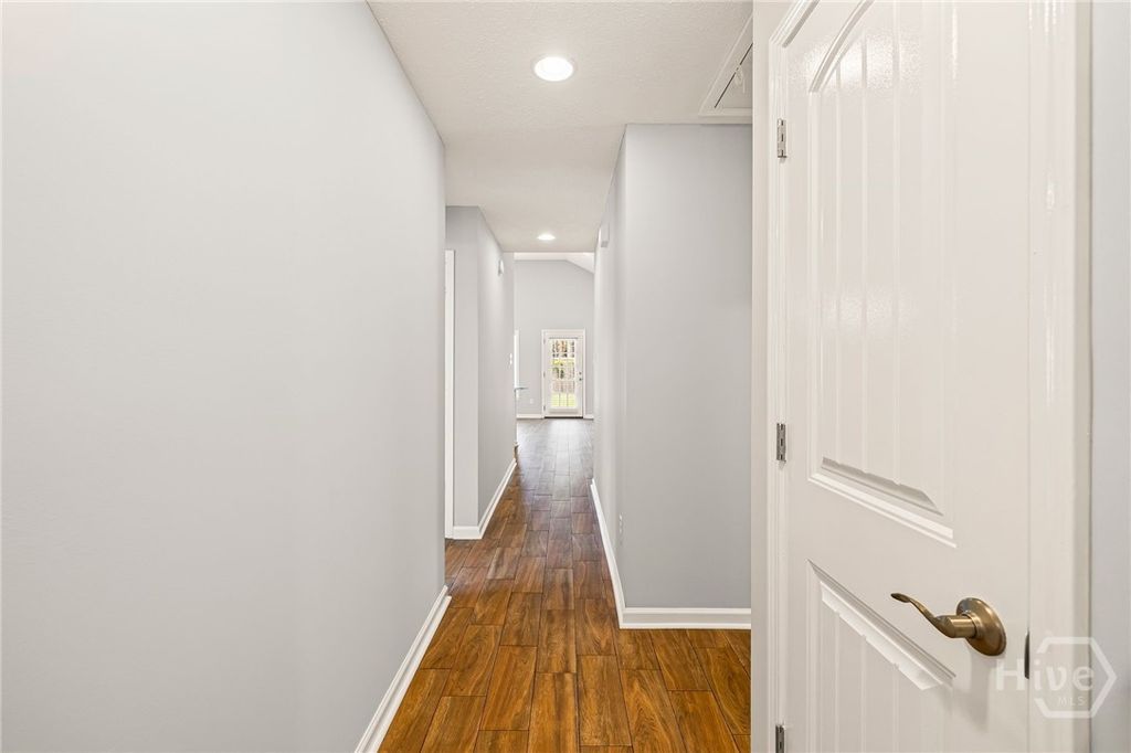 Image 11 of property listing at 7010 Johnny Mercer Boulevard, Savannah, GA 31410