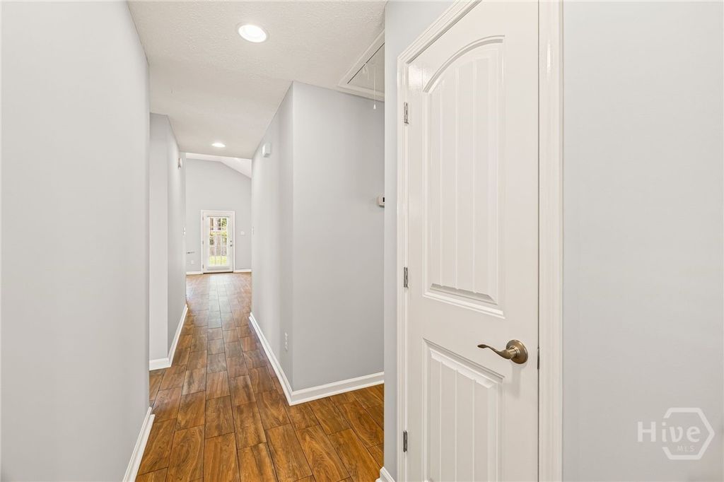 Image 9 of property listing at 7010 Johnny Mercer Boulevard, Savannah, GA 31410