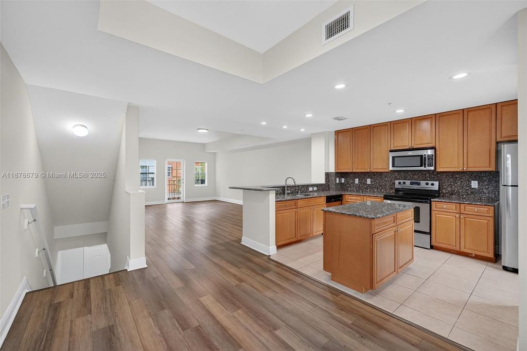 617 SW 1st Ave, Pompano Beach, FL 33060