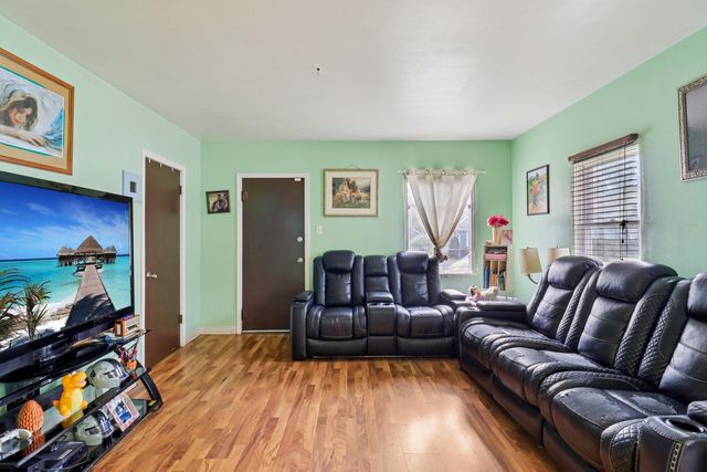 796 Parkway Avenue, Elgin, IL 60120