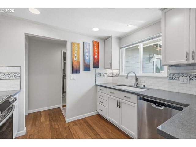 730 Se BARNES Ave, Gresham, OR 97080