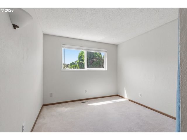 730 Se BARNES Ave, Gresham, OR 97080