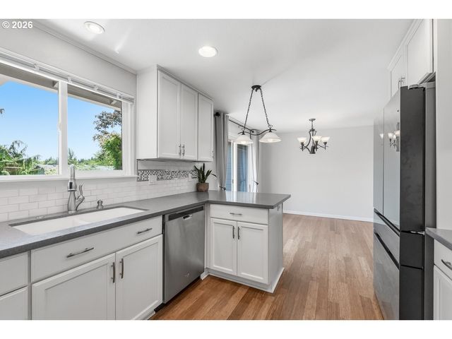730 Se BARNES Ave, Gresham, OR 97080