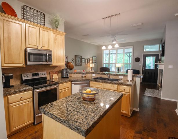 610 Winding Brook Ln, Tyler, TX 75703