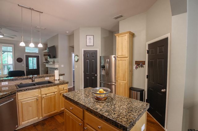 610 Winding Brook Ln, Tyler, TX 75703