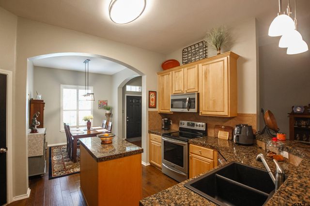 610 Winding Brook Ln, Tyler, TX 75703