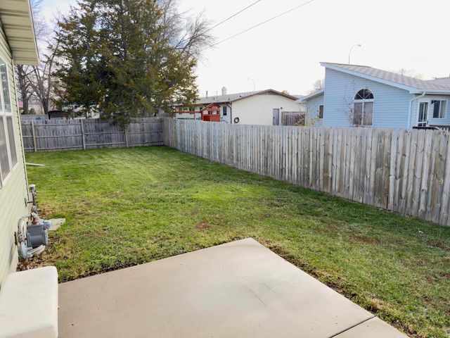 516 NW Forest Rd, Minot, ND 58701