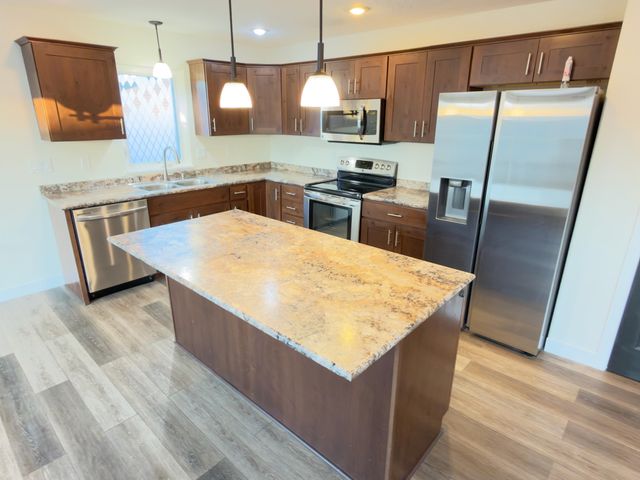 516 NW Forest Rd, Minot, ND 58701