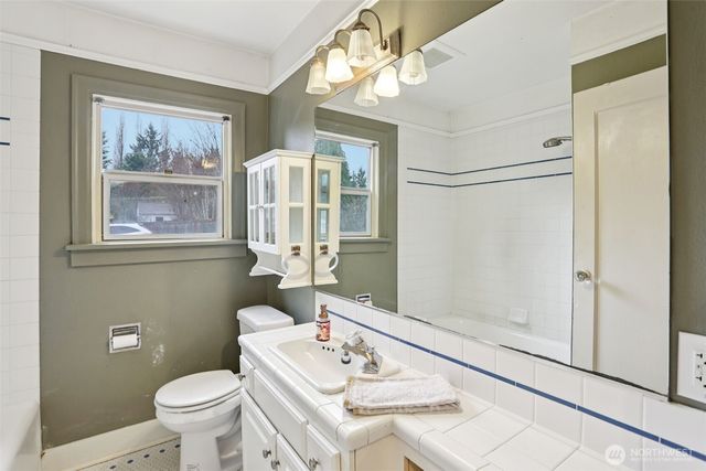 3513 NE 187th Court, Lake Forest Park, WA 98155