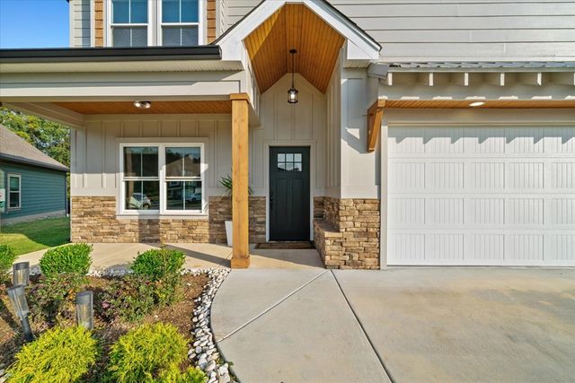 57 Country Cove Dr, Rossville, GA 30741