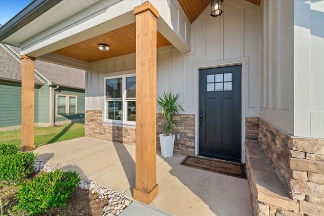 57 Country Cove Dr, Rossville, GA 30741