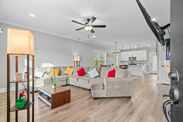 57 Country Cove Dr, Rossville, GA 30741