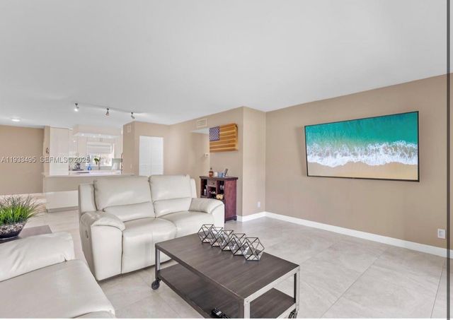 8511 Old Country Mnr 408, Davie, FL 33328