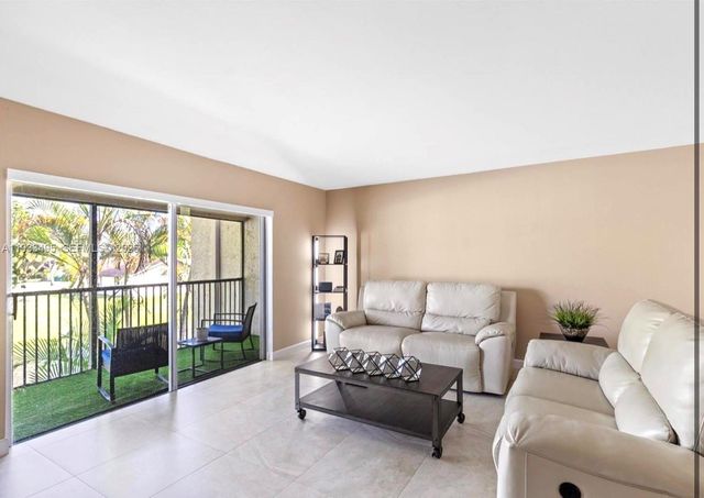 8511 Old Country Mnr 408, Davie, FL 33328