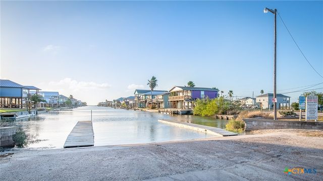 139 W Pin Oak Lane, Rockport, TX 78382