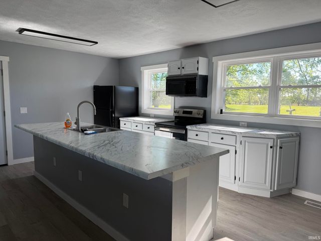 215 S 600 E Road, Marion, IN 46953