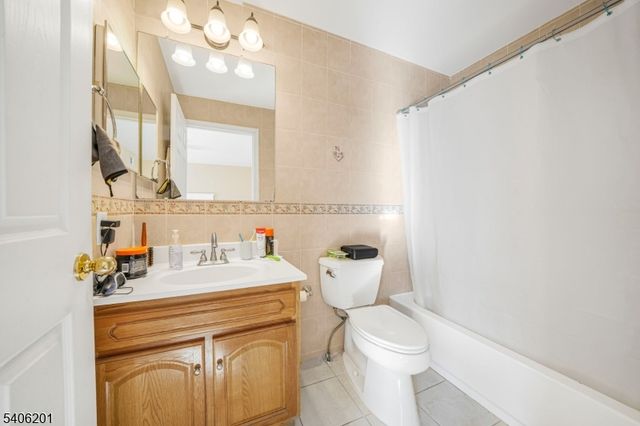 952 Flora St, Elizabeth City, NJ 07201