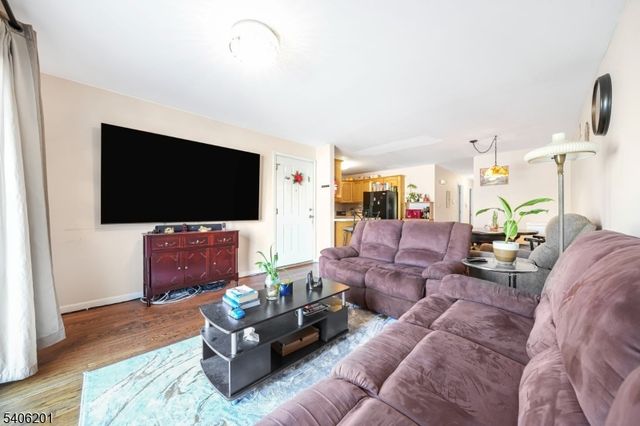 952 Flora St, Elizabeth City, NJ 07201