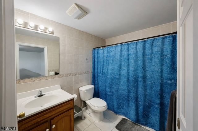 952 Flora St, Elizabeth City, NJ 07201