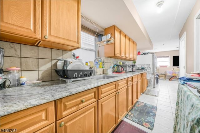 952 Flora St, Elizabeth City, NJ 07201