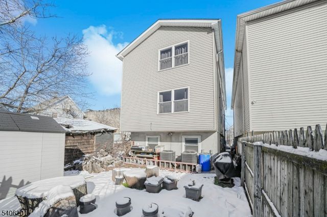 952 Flora St, Elizabeth City, NJ 07201